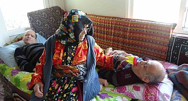 İlerleyen yaşına rağmen, 60 yıldır engelli çocuklarına bebek gibi bakıyor