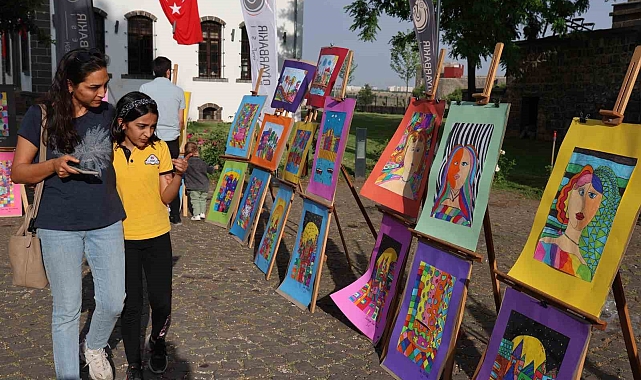 İlkokul öğrencilerinin yaptığı 200&#039;den fazla eseri sergilendi