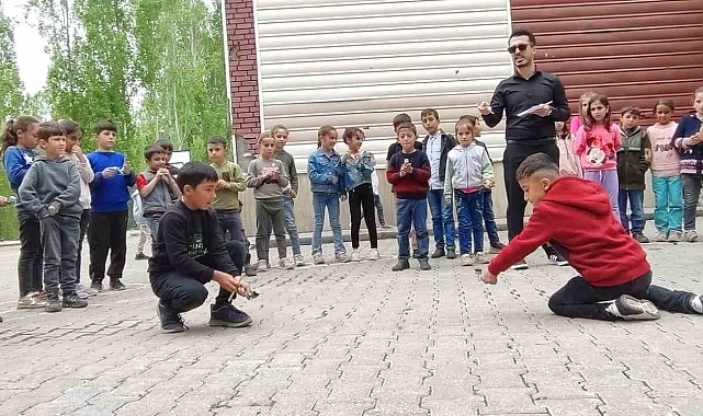 İlkokulu öğrencileri kendi yaptıkları topaçlarla yarıştı