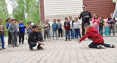 İlkokulu öğrencileri kendi yaptıkları topaçlarla yarıştı
