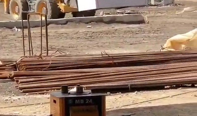 İş makinesinin kepçe kısmında tehlikeli yolculuk