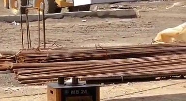 İş makinesinin kepçe kısmında tehlikeli yolculuk