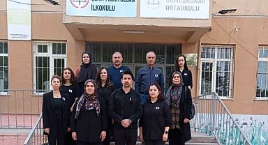 İstanbul'da öğrencisi  tarafından öldürülen İbrahim Oktugan için siyah giyindiler