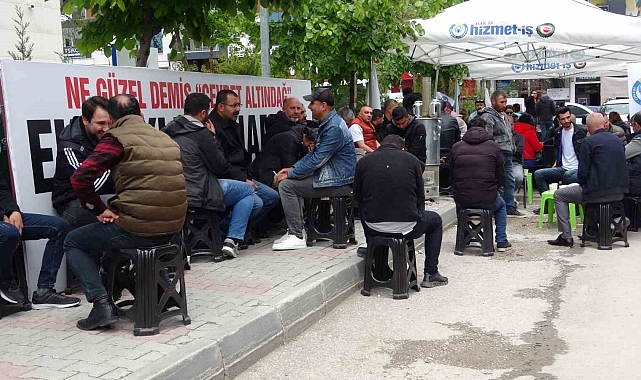 İşten çıkarılan işçilerin oturma eylemi sürüyor