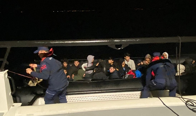 İzmir açıklarında 22 düzensiz göçmen yakalandı
