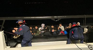 İzmir açıklarında 22 düzensiz göçmen yakalandı