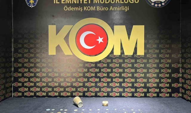 İzmir&#039;de Bizans dönemine ait sikke ve objeler ele geçirildi