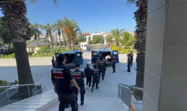 İzmir&#039;de yakalanan 17 göçmen kaçakçılığı organizatörü tutuklandı