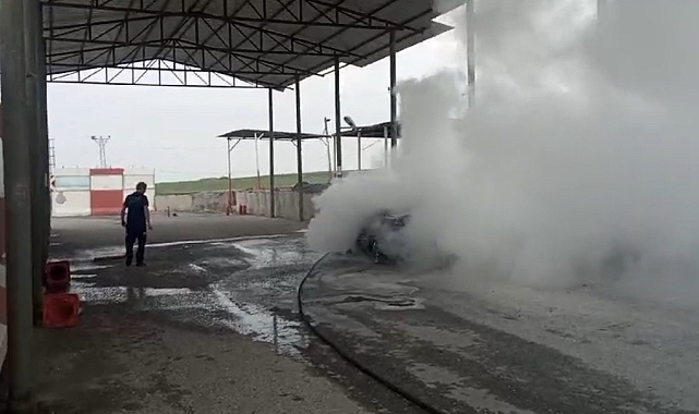 Jandarma arama noktasına giren otomobil yandı