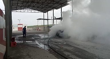 Jandarma arama noktasına giren otomobil yandı