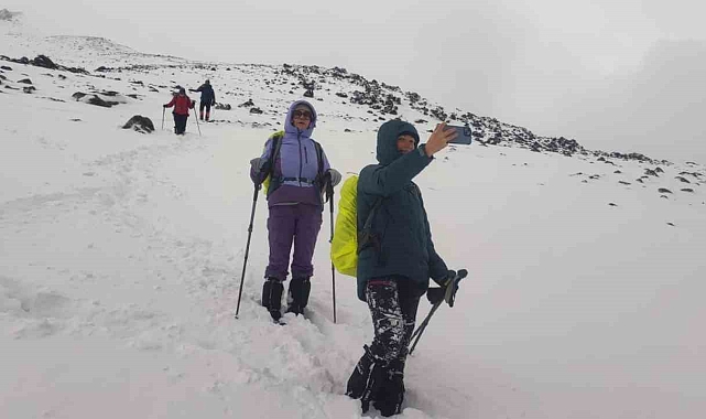 Kadın dağcılar, yoğun kar ve fırtınaya rağmen 4 bin 300 rakımına ulaşmayı başardı