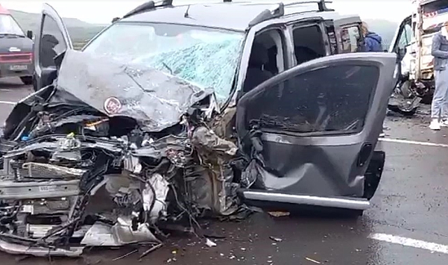 Kafa kafaya çarpışan iki araç hurdaya döndü