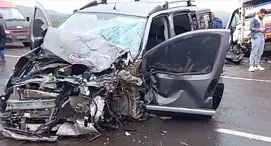 Kafa kafaya çarpışan iki araç hurdaya döndü