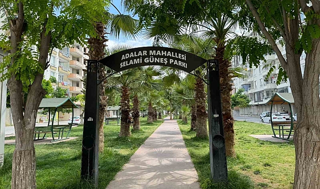 Kamelyada bulunan ahşap masanın üzerinde ateş yakıp ısındılar