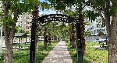 Kamelyada bulunan ahşap masanın üzerinde ateş yakıp ısındılar