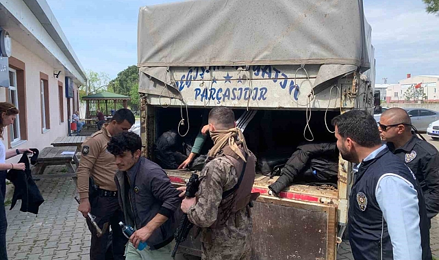 Kamyonet kasasında 36 kaçak göçmen yakalandı