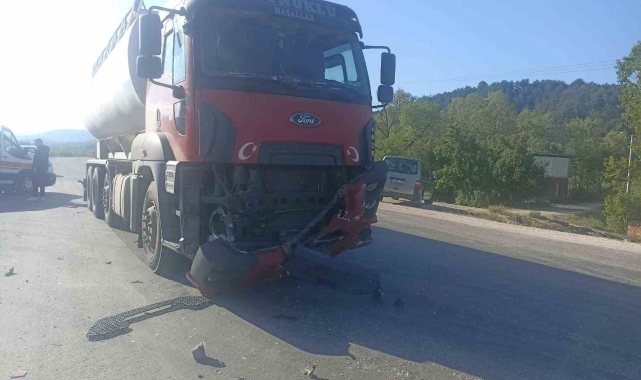 Kamyonla çarpışan otomobil, şarampole yuvarlandı: 1 yaralı