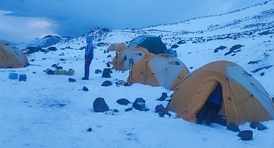 Kar ve sis dağcılara geçit vermedi