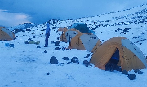 Kar ve sis dağcılara geçit vermedi