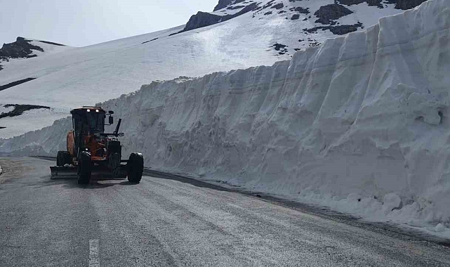 Kar yağışı ve düşen çığlardan dolayı kapalı olan yol ulaşıma açıldı