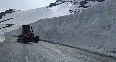 Kar yağışı ve düşen çığlardan dolayı kapalı olan yol ulaşıma açıldı