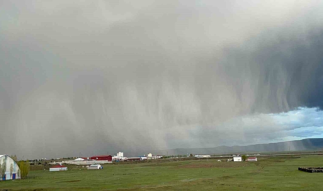 Kara bulutlar gündüzü geceye çevirdi