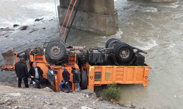 Karayollarının iş makinesi Zap Suyu&#039;na yuvarlandı: 3 yaralı