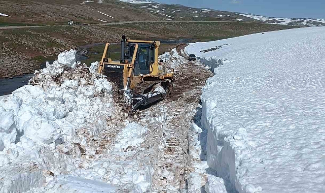 Karla kaplı olan yollar &quot;Kar Kaplanları&quot; ile ulaşıma açılıyor