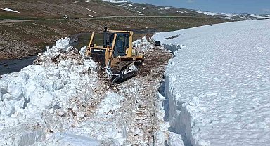 Karla kaplı olan yollar "Kar Kaplanları" ile ulaşıma açılıyor