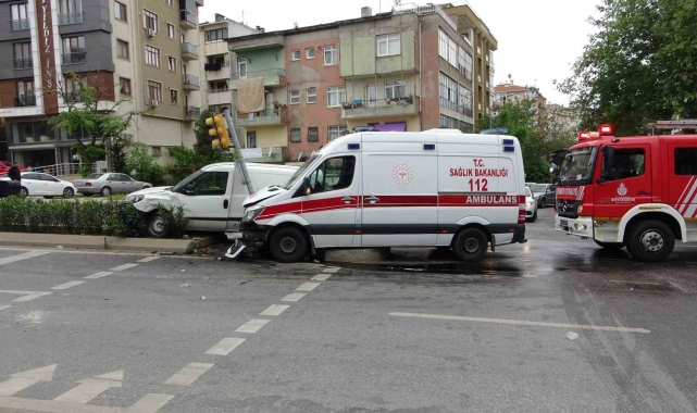Kartal&#039;da ambulans ile hafif ticari araç çarpıştı: 4 yaralı