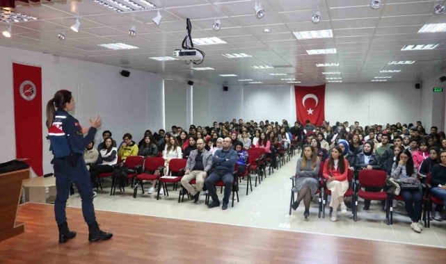 Kastamonu&#039;da üniversite öğrencilerine ve akademisyenlere jandarma eğitim verdi