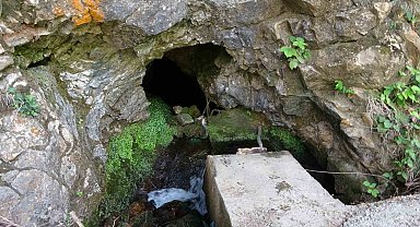 Kayalardan çıkan su, uzaktan gelen ziyaretçilerini de ağırlıyor