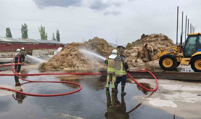 Kaynak makinesinden çıkan kıvılcımlar istiflenmiş saman balyalarını küle çevirdi