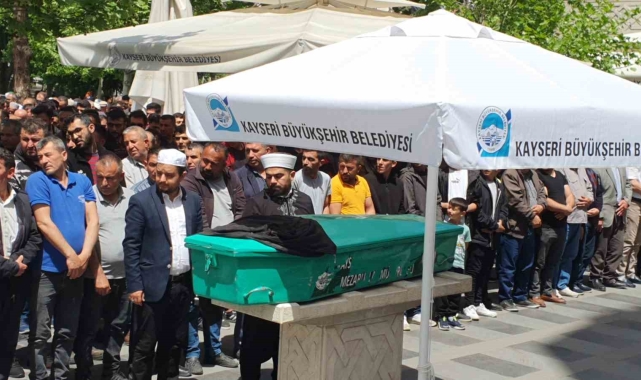 Kayseri&#039;de bisikletiyle işçi servisinin altında kalan çocuk toprağa verildi