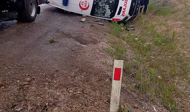 Kaza ihbarına giden ambulans, yan yattı