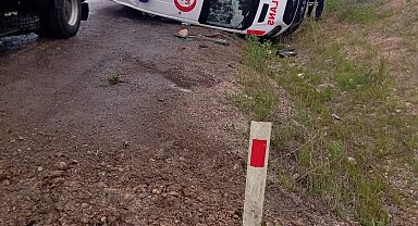 Kaza ihbarına giden ambulans, yan yattı