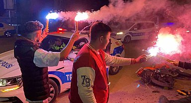 Kaza ihbarında bulundukları polislere sürpriz yaptılar