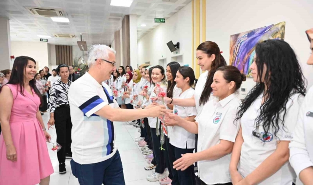 Kepez&#039;de Anneler Günü kırmızı karanfillerle kutlandı