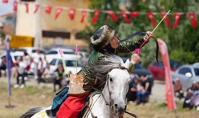 Kılıç kullanıp attıkları oklarla hedefe vuruyorlar
