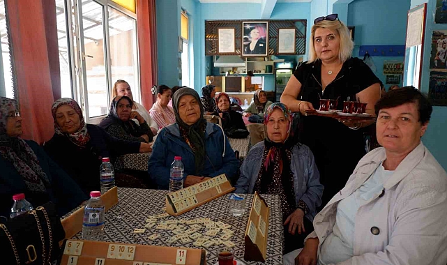 Kıraathanede kadınlar okey oynadı