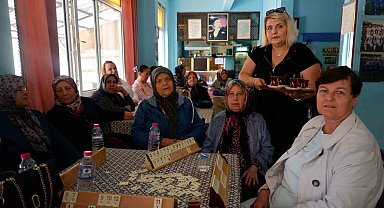 Kıraathanede kadınlar okey oynadı