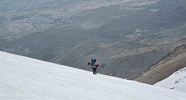 Kırşehirli dağcılardan 3177 rakımlı volkan kraterinde kamp