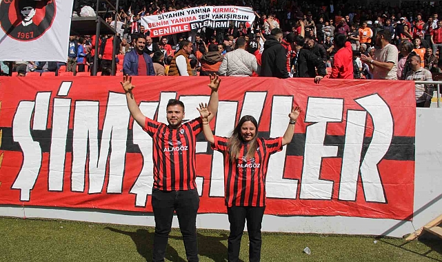 Kız arkadaşına pankartla evlilik teklifinde bulundu