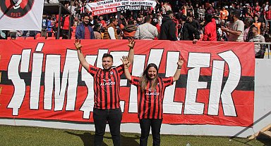 Kız arkadaşına pankartla evlilik teklifinde bulundu