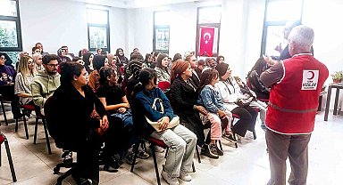 Kızılay'dan öğrencilere burs desteği devam ediyor