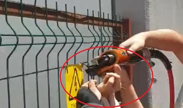 Koluna, demir korkuluk saplanan çocuğu, itfaiye ekipleri kurtardı