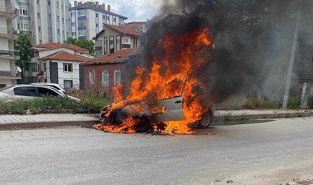 Kontağı çevirmesi ile alev alan otomobil itfaiye ekiplerince söndürüldü
