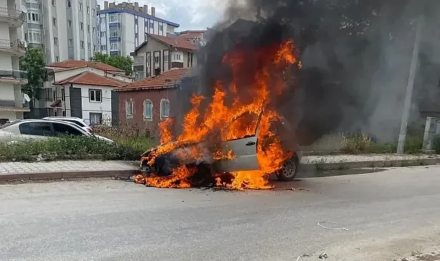 Kontağı çevirmesi ile alev alan otomobil itfaiye ekiplerince söndürüldü
