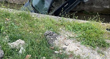 Kontrolden çıkan araç su kanalına düştü