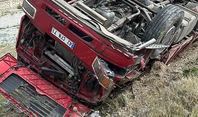 Kontrolden çıkan makine yüklü kamyon, devrildi